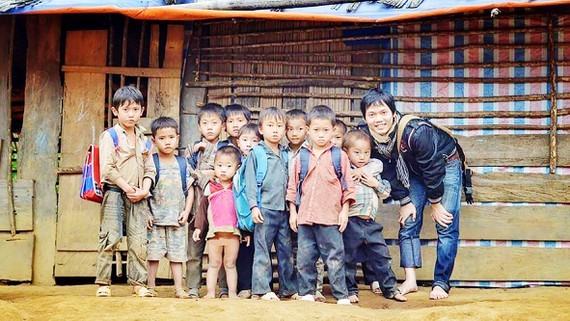 Trung and children in mountainous area (Photo: SGGP)