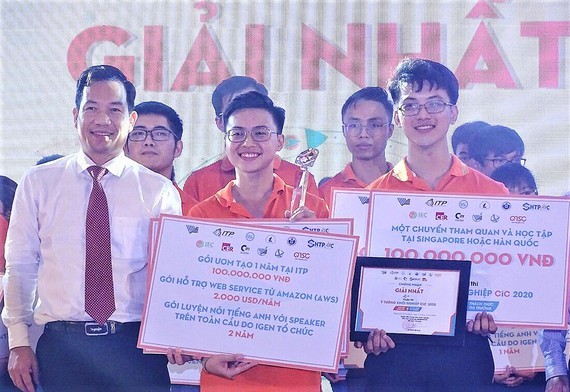 Vo Duc Minh and Nguyen Anh Kiet win the first prize with Korona Board Game (PHoto: SGGP)