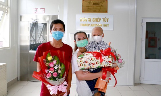 The boy is discharged from the hospital (Photo: SGGP)