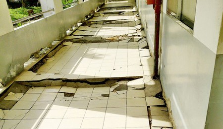 Land sinking is destroying the ground floor of a block in the Mental Hospital – Le Minh Xuan Branch (in Binh Chanh District). (Photo: SGGP)