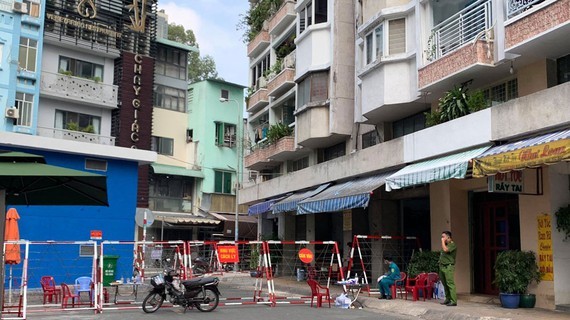 HCMC authorities isolate apartment building as part of response to Covid-19 (Photo: SGGP)