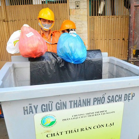 Garbage collection and sorting at a gathering point in District 1. (Photo: SGGP)