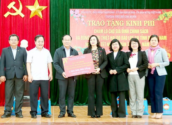 Ms. Phan Thi Thang gives gifts to poor people in Quang Nam (Photo: SGGP)