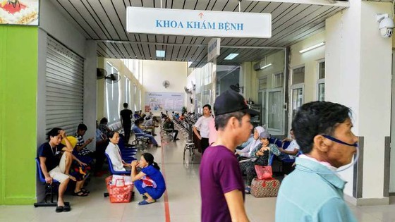 The cancer hospital in Hanoi is always crowded with patients (Photo: SGGP)