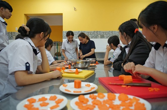Students of a vocational training facility  are learning cooking class(Photo: SGGP)