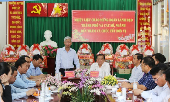 Deputy Chairman of the Ho Chi Minh City People’s Committee Vo Van Hoan at a center (Photo: SGGP)