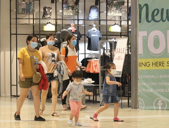 People should wear facemasks in public venues to prevent Covid-19 (Photo: SGGP)