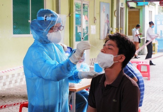 Travelers to Hai Duong Province must declare health status and undergo tests (Photo: SGGP)