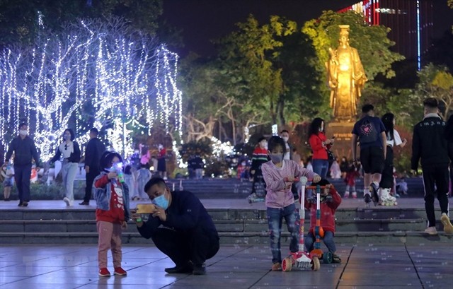 Children and their parents play at Ly Thai To Square in Hoan Kiem Lake. — VNA/VNS Photo