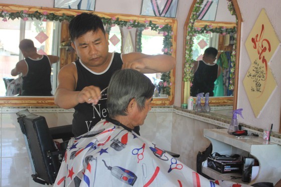 Le Minh Tan give free haircuts to the elderly (Photo: SGGP)