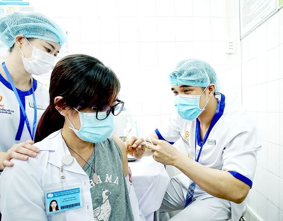 A medical worker of Hospital for Tropical Diseases in HCMC gets the Oxford/AstraZeneca vaccine (Photo: SGGP)