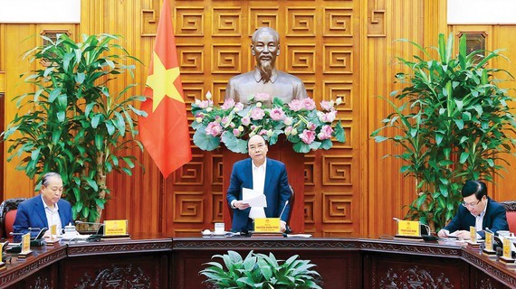 Prime Minister Nguyen Xuan Phuc chairs the meeting (Photo: VNA)