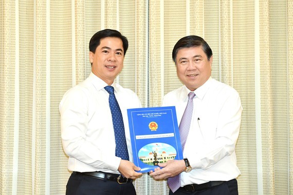Chairman Phong congratulates Trieu Do Hong Phuoc (Photo: SGGP)