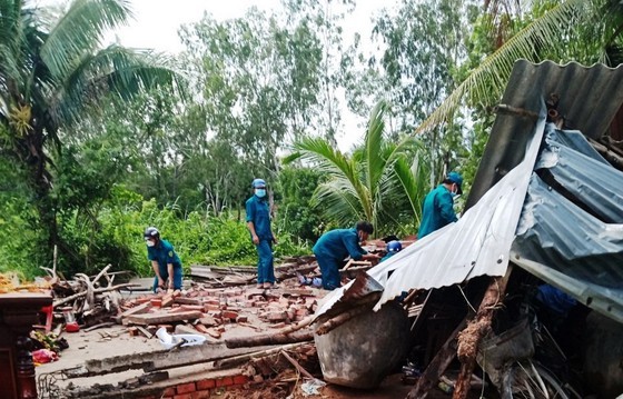 One hospitalized, many injured after storm sweeps Mekong Delta 