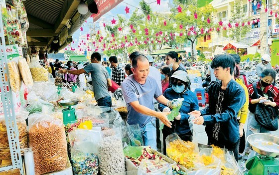 Joyful crowds in run-up to Lunar New Year