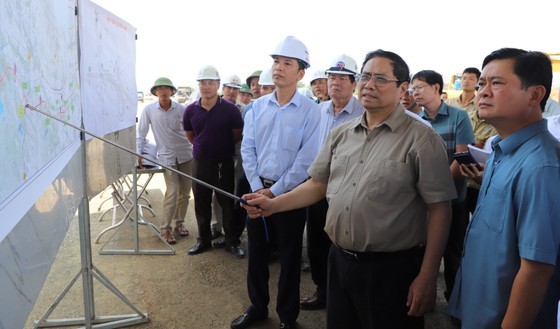 PM urges to remove obstacles for expressway construction projects