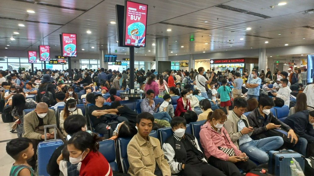 Airports faces a mass exodus as people from HCMC return hometown 7-3710.jpg