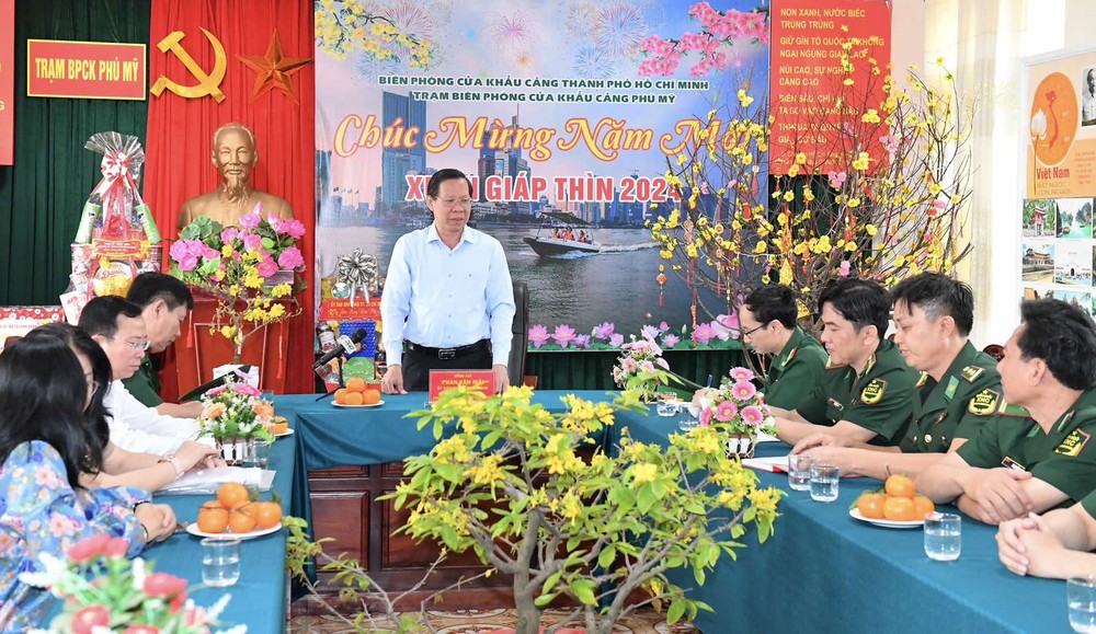 HCMC Chairman visits, wishes workers on duty happy new year SGGP