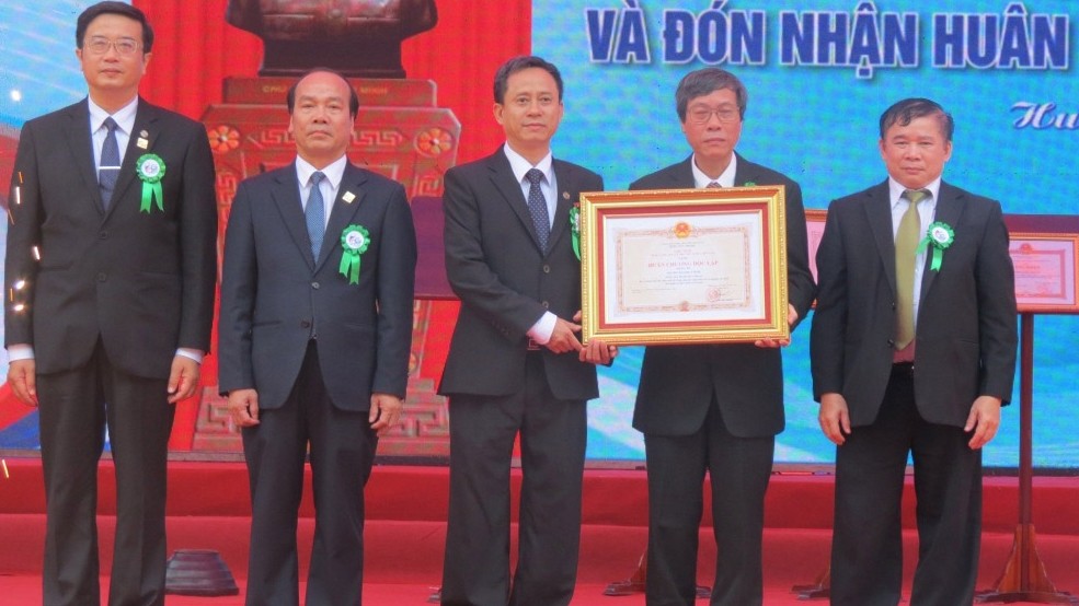 Representatives of the Hue University of Medicine and Pharmacy received the Third-class Independence Order