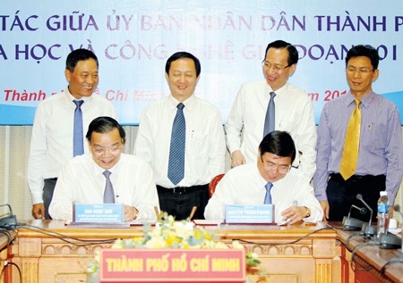 Minister of Science and Technology Chu Ngoc Anh and Chairperson of the HCMC People’s Committee Nguyen Thanh Phong sign a cooperation program. (Photo:Hoang Hung)