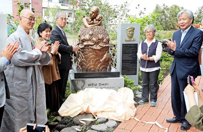 ‘Vietnam Pieta’ bronz statute is located at St Francis Peace Center on Jeju. (Photo:VNS)
