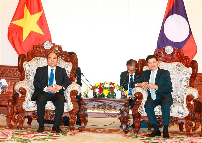 Prime Minister Nguyen Xuan Phuc (left) meets with his Lao counterpart Thongloun Sisoulith in Vientiane during his first visit to the country as the Vietnamese PM-VNA