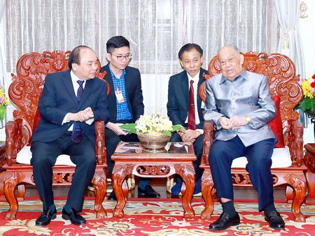 Vietnamese Prime Minister Nguyen Xuan Phuc visits former Secretary General of the Lao People's Revolutionary Party and President of Laos Khamtay Siphandone 