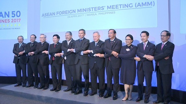 Deputy Prime Minister Pham Binh Minh attends the ASEAN Foreign Ministers’ Meeting in Manila.