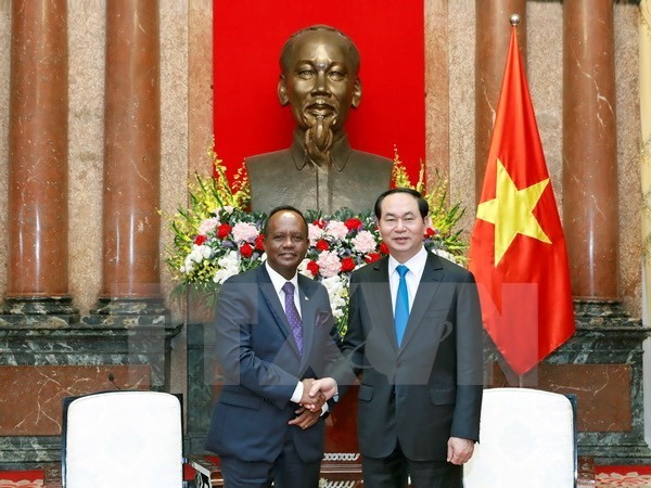  President Tran Dai Quang (R) and Madagascan Minister at the Presidency in charge of Agriculture and Livestock Rivo Rakotovao (Source: VNA)