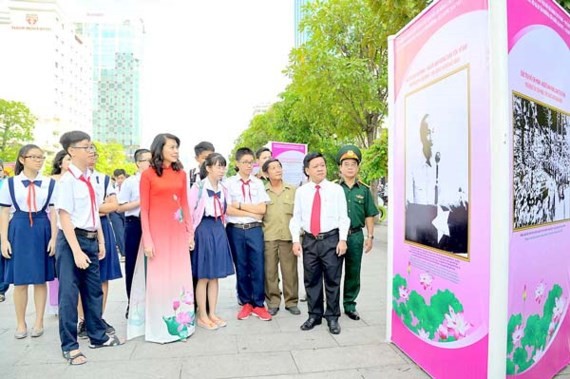 Photo exhibition about President Ho Chi Minh was held in Nguyen Hue walking street