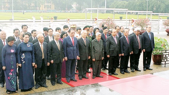 Leaders of Party and State visit Mausoleum of President Ho Chi Minh on his 127th birthday.