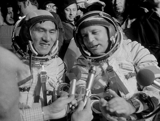Russian astronaut Viktor Gorbatko (R) and Vietnamese cosmonaut Pham Tuan returned to the Earth in the “Union-37” spaceship on July 23, 1980 (Photo: VNA)