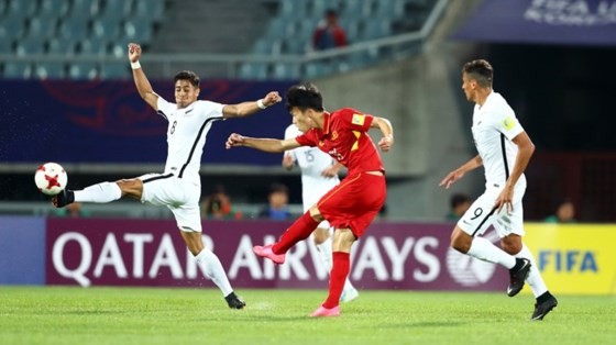 Vietnam national football players (in red T- shirt) had a confident performance with New Zealand. 