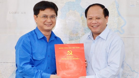 Nguyen Manh Cuong receives an appointment decision of party secretary of Thu Duc district (Photo:Viet Dung)