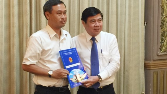 ​Chairperson of HCMC People’s Committee  Nguyen Thanh Phong (R)  gave the appointment decision to Mr. Huynh Thanh Nhan