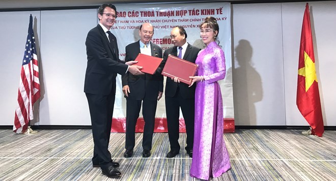 Vietjet’s President and CEO Nguyen Thi Phuong Thao (front, right) and President and CEO of CFM International Gaël Méheust (front, left). Prime Minister Nguyen Xuan Phuc and US Secretary of Commerce Wilbur L. Ross, Jr (behind) are present at the signing ce