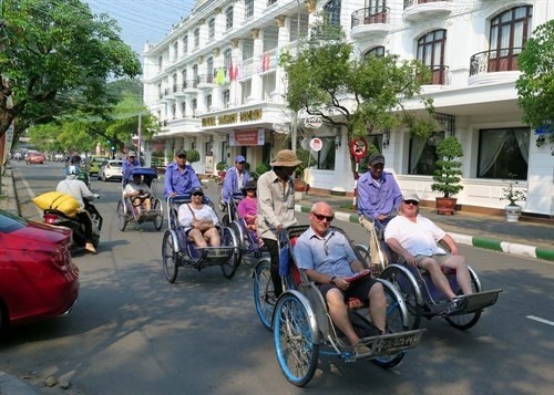 Foreign visitors tour Hue city (Photo: VNA)