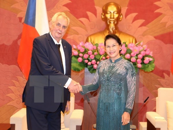 National Assembly Chairwoman Nguyen Thi Kim Ngan (R) and President of the Czech Republic Milos Zeman (Source: VNA)