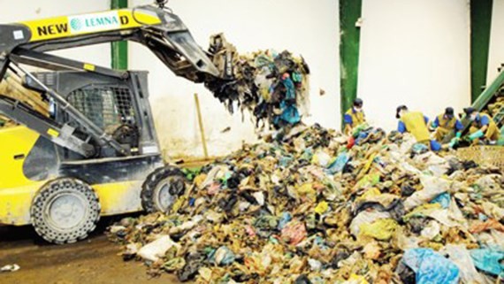 HCMC treats over 255,000 tons of domestic waste and 8,507 tons of trash every day (Photo:SGGP)