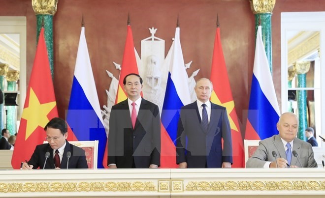 Vietnam News Agency General Director Nguyen Duc Loi (sitting, left) signs the cooperation agreement with Sputnik Information Agency in Moscow on June 29 (Source: VNA)