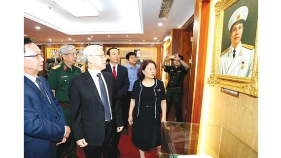 General Secretary Nguyen Phu Trong views photos, documentaries and exhibits about the life as well as revolutionary career of General Nguyen Chi Thanh inside his memorial house.