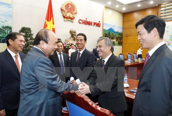 Prime Minister Nguyen Xuan Phuc and the ambassadors at the meeting (Photo: VNA)