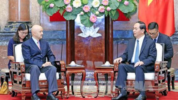Vietnamese President Tran Dai Quang receives Mexican former President Carlos Salinas de Gortari (Photo:VNA)