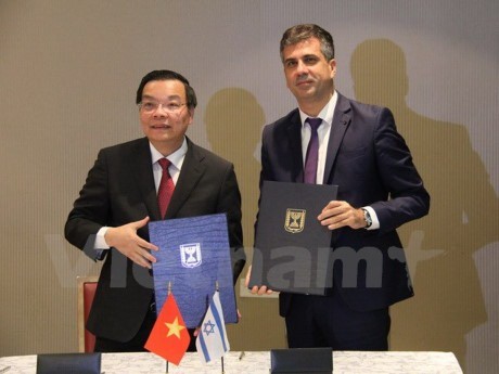 Vietnamese Minister of Science and Technology Chu Ngọc Anh and Israeli Minister of Economy and Industry Eli Cohen sign co-operation MoU in Tel Aviv. Photo Viet Thang