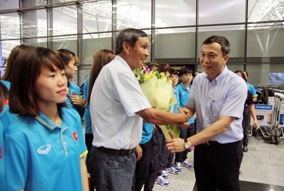 Head coach of the Vietnam women's football team Mai Duc Chung and his students arrive in Mimasaka city of Japan