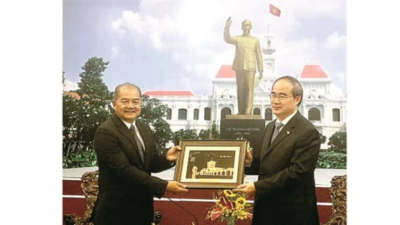 Politburo member, Secretary of Ho Chi Minh City Party Committee Nguyen Thien Nhan offers a souvenir for Secretary of the Lao Party Central Committee Kikeo Khaykhamphithoune