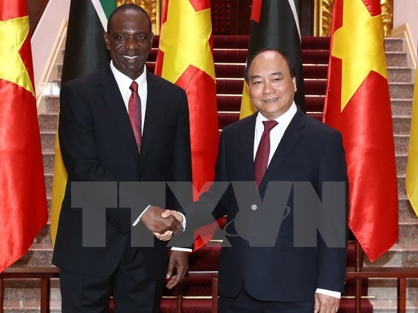 Prime Minister Nguyen Xuan Phuc (R) and his Mozambican counterpart Carlos Agostinho do Rosario (Source: VNA)