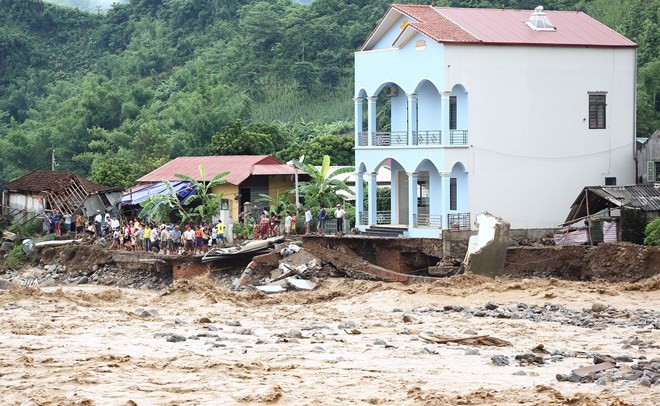 Floods wash away roads and houses in Muong La district of Son La province (Photo: VNA)