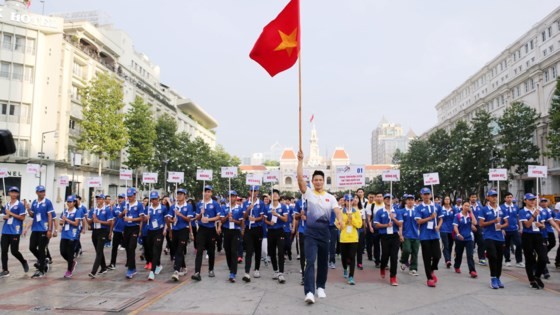Nearly 200 athletes, head coaches and 5,000 people attend in a walk along Nguyen Hue walking street