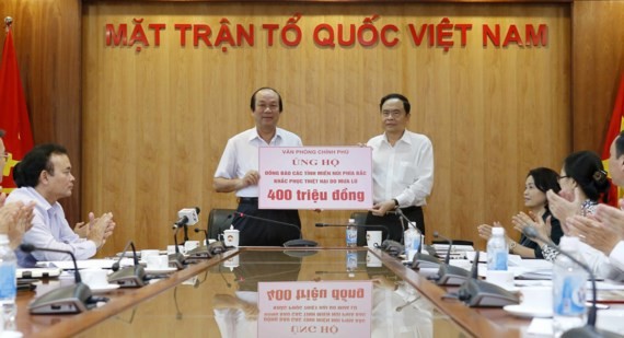 On behalf of Vietnamese Government, Minister, Chairman of the Office of the Government Mai Tien Dung. Mai Tien Dung sends VND 400 million to the Central Fatherland Front Committee of Vietnam to support the flood victims in the northern mountainous provinc